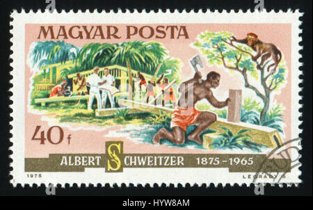 Hongrie - circa 1975 : un timbre-poste imprimé en Hongrie montrant Albert Schweitzer, qui construit un hôpital de Lambaréné en Afrique, vers 1975. Banque D'Images