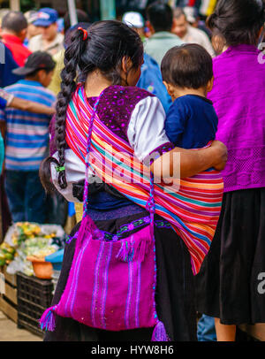 Avis sur les femme maya dans village de Todos Santos Cuchumatan au Guatemala Banque D'Images