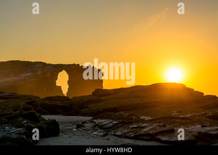 Vue panoramique sur le coucher du soleil au milieu des falaises érodées sur Beach Banque D'Images