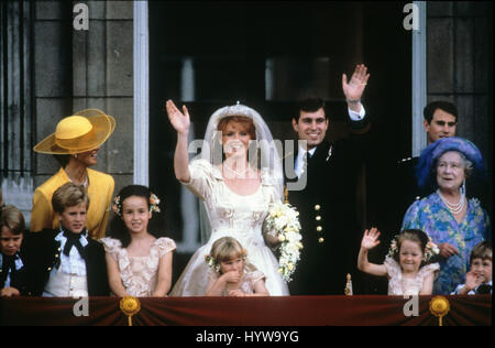 Mariage du Prince Andrew et Sarah Ferguson Juillet 1986. Le prince Andrew avec son épouse Sarah Ferguson vague depuis le balcon du palais de Buckingham. Banque D'Images