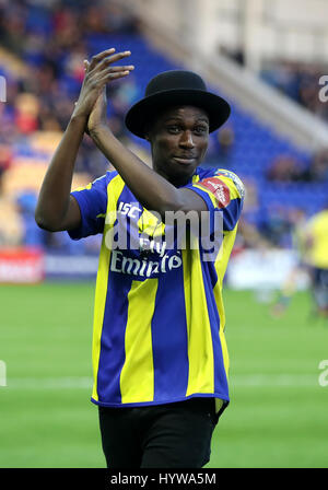 Le gagnant de The Voice UK Mo Adeniran applaudit les fans avant le début de la Super League Betfred match au stade Halliwell Jones, Warrington. Banque D'Images