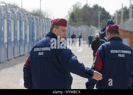 Tompa, Hongrie. 6ème apr 2017. Les policiers hongrois sont vus à la zone de transit des demandeurs d'asile de logement sur la frontière dans Hungarian-Serbian Tompa, Hongrie le 6 avril 2017. Depuis le 28 mars, les demandeurs d'asile ne peuvent présenter leur candidature dans l'une des soi-disant "zones de transit', qui ont été construits avec des conteneurs d'expédition converti et étaient situés le long de la frontière sud avec la Serbie. Selon les lois modifiées, les requérants peuvent laisser les "zones de transit' seulement à l'égard de la Serbie au cours de l'évaluation de leurs dossiers. Credit : Attila Volgyi/Xinhua/Alamy Live News Banque D'Images