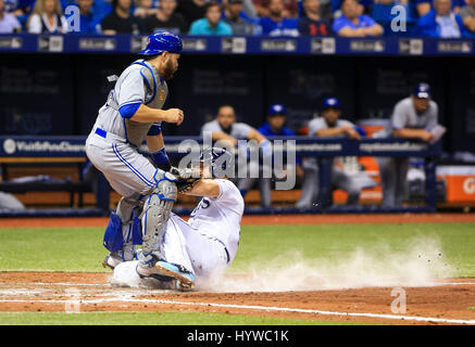 Saint Petersburg, Florida, USA. 6ème apr 2017. Vous VRAGOVIC | fois.Rays de Tampa Bay droit fielder Steven Souza Jr. (20) entre en collision avec les Blue Jays de Toronto catcher Russell Martin (55) dans la cinquième manche du match entre les Blue Jays de Toronto et les Rays de Tampa Bay au Tropicana Field à Saint-Pétersbourg, en Floride le Jeudi, Avril 6, 2017. Credit : Vragovic/Tampa Bay Times/ZUMA/Alamy Fil Live News Banque D'Images