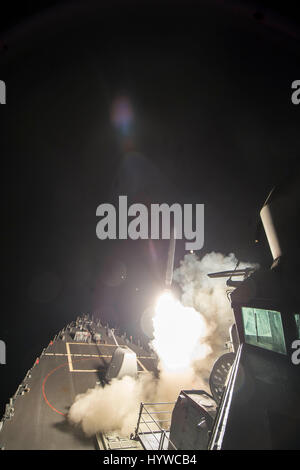 Washington, USA. 7 avr, 2017. Dans ce document de cours photo fournie par la Marine américaine, de missiles de l'US Navy destroyer USS Ross tire un missile Tomahawk Land attack dans la mer Méditerranée, le 7 avril 2017. Un total de 59 missiles Tomahawk Land Attack étaient lancés depuis les destroyers USS Porter et USS Ross dans l'Est de la mer Méditerranée à environ 8:40 HAE le 6 avril (4 h 40 le vendredi en Syrie), et de la Syrie, d'aéronefs Aéronefs durci les refuges, points de carburant, les systèmes de défense aérienne et de radars ont été ciblées, selon une déclaration du Pentagone.(Xinhua/U.S. Source : Xinhua/Alamy Live News Banque D'Images