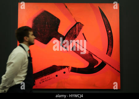 Sotheby's Londres, Royaume-Uni. 7 avr, 2017. La faucille et du marteau, 1976 par Andy Warhol est $6m à $8m La pièce fait partie d'une collection à partir d'un éventail d'artistes tels que Andy Warhol, David Hockney et Monet qui sera disponible à une soirée d'Art Contemporain aux enchères à New York le 18 mai 2017, les pièces sont exposées à Londres du 7 au 12 avril.Credit : Dinendra Haria/Alamy Live News Banque D'Images