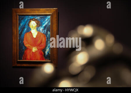 Sotheby's Londres, Royaume-Uni. 7 avr, 2017. La femme en rouge au fond bleu 1928 de Claude Monet. Est de 3 M $ à 4 M$. La pièce fait partie d'une collection à partir d'un éventail d'artistes tels que Andy Warhol, David Hockney et Monet qui sera disponible à une soirée d'Art Contemporain aux enchères à New York le 18 mai 2017, les pièces sont exposées à Londres du 7 au 12 avril. Credit : Dinendra Haria/Alamy Live News Banque D'Images