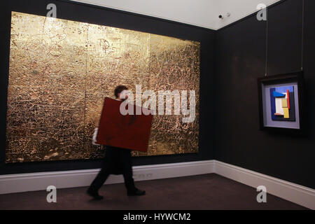 Sotheby's Londres, Royaume-Uni. 7 avr, 2017. Un membre du personnel de Sotheby's se déplace le lac Michigan 1960 par Yayoi Kusama Ext $2m à $3m. La pièce fait partie d'une collection à partir d'un éventail d'artistes tels que Andy Warhol, David Hockney et Monet qui sera disponible à une soirée d'Art Contemporain aux enchères à New York le 18 mai 2017, les pièces sont exposées à Londres du 7 au 12 avril. Credit : Dinendra Haria/Alamy Live News Banque D'Images