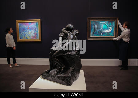 Sotheby's Londres, Royaume-Uni. 7 avr, 2017. Le Baiserm 1886 Conçu par Auguste Rodin est $1 à 1,5 M$. La pièce fait partie d'une collection à partir d'un éventail d'artistes tels que Andy Warhol, David Hockney et Monet qui sera disponible à une soirée d'Art Contemporain aux enchères à New York le 18 mai 2017, les pièces sont exposées à Londres du 7 au 12 avril. Credit : Dinendra Haria/Alamy Live News Banque D'Images