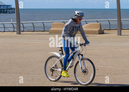 Blackpool, Lancashire, Royaume-Uni. Météo britannique. 26 avril, 2017. Lumineux encore froid et venteux soleil du printemps après un début, avec éclaircies tout au long de la journée. Certains risques d'averses hivernales au cours de l'après-midi en tant que visiteurs et résidents de la station s'aventurer sur la mer blustry. /AlamyLiveNews MediaWorldImages crédit ; Banque D'Images