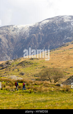 Snowdonia, le Nord du Pays de Galles, UK Weather sec avec un peu de neige sur le parc national de Snowdonia et Snowdon Mountain dans le Nord du Pays de Galles avec les marcheurs de commencer leur marche de Rhyd-Ddu. Banque D'Images