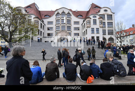 Erfurt, Allemagne. Apr 26, 2017. Vue sur le bâtiment de l'école au cours d'une commémoration en face de l'école secondaire Gutenberg ('Gymnasium') à Erfurt, Allemagne, 26 avril 2017. 15 ans après la tuerie à l'école secondaire De Gutenberg à Erfurt, les élèves, les enseignants et les membres de la famille de rappeler les victimes. Photo : Martin Schutt/dpa-Zentralbild/dpa/Alamy Live News Banque D'Images