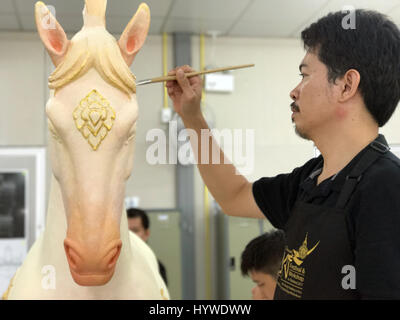 Les gens travaillent sur des chiffres pour un lieu de culte sur les motifs de la crémation du défunt Roi Bhumibol thaïlandais à Bangkok, Thaïlande, 14 mars 2017. La cérémonie funéraire aura lieu pendant cinq jours à la fin du mois d'octobre. Photo : Christoph Sator/dpa Banque D'Images