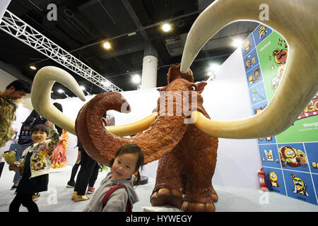 Hangzhou, Chine, Province de Zhejiang. Apr 26, 2017. Un mammouth dessin animé enfants attire à la 13e China International Cartoon et Animation Festival à Hangzhou, capitale de la Chine de l'est la province du Zhejiang, le 26 avril 2017. Le festival, qui va durer jusqu'au 1er mai, a attiré des exposants de 82 pays et régions. Crédit : Li Zhong/Xinhua/Alamy Live News Banque D'Images