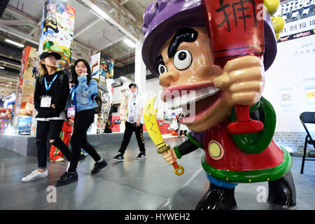 Hangzhou, Chine, Province de Zhejiang. Apr 26, 2017. Les visiteurs passent devant un dessin animé figure à la 13e China International Cartoon et Animation Festival à Hangzhou, capitale de la Chine de l'est la province du Zhejiang, le 26 avril 2017. Le festival, qui va durer jusqu'au 1er mai, a attiré des exposants de 82 pays et régions. Crédit : Li Zhong/Xinhua/Alamy Live News Banque D'Images