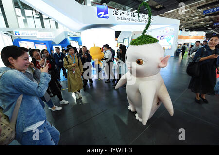 Hangzhou, Chine, Province de Zhejiang. Apr 26, 2017. Les visiteurs interagissent avec un personnage à la 13e China International Cartoon et Animation Festival à Hangzhou, capitale de la Chine de l'est la province du Zhejiang, le 26 avril 2017. Le festival, qui va durer jusqu'au 1er mai, a attiré des exposants de 82 pays et régions. Crédit : Li Zhong/Xinhua/Alamy Live News Banque D'Images