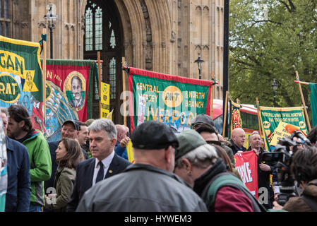 Londres, Royaume-Uni. Apr 26, 2017. Le Rail, Maritime and Transport Union (RMT) tenir un meeting de protestation à l'extérieur de la Chambre des communes à l'appui du conflit de travail en cours sur les protections des trains. Crédit : Ian Davidson/Alamy Live News Banque D'Images