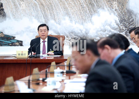 Beijing, Chine. Apr 26, 2017. Zhang Dejiang (L), président du Comité permanent de l'Assemblée populaire nationale (APN), préside la 94e réunion des présidents et président de la 12e APN Comité permanent dans le Grand Hall du Peuple à Beijing, capitale de Chine, le 26 avril 2017. Credit : Ma Zhancheng/Xinhua/Alamy Live News Banque D'Images