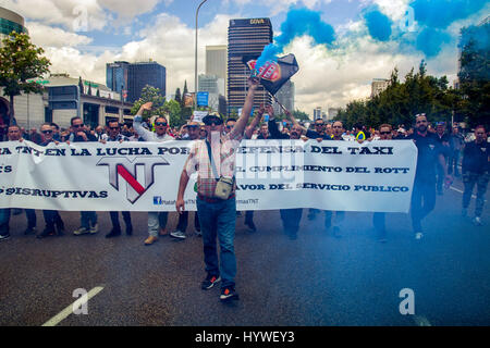 Madrid, Espagne, le 26 avril, 2017. Les chauffeurs de taxi lors d'une manifestation de protestation contre les transports privés, les services comme Cabify et Uber-nous à Madrid, Espagne. Credit : Marcos del Mazo/Alamy live news Banque D'Images