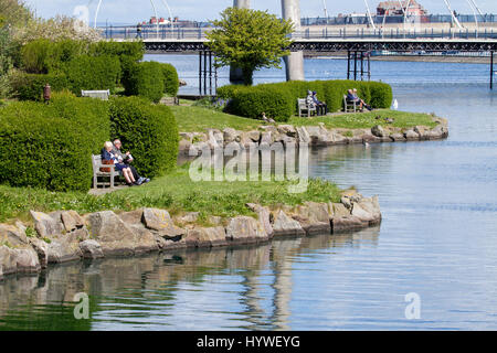 Southport, Merseyside, 26 avril 2017. Météo britannique. Une froide journée ensoleillée mais magnifiquement sur le nord ouest de l'Angleterre. Les gens de partir pour un après-midi de marche sous le soleil autour du lac marin & Jardins du Roi à Southport sur Merseyside. Credit : Cernan Elias/Alamy Live News Banque D'Images