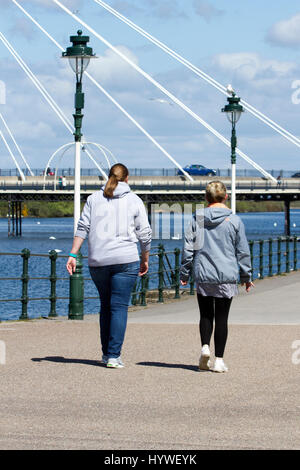 Southport, Merseyside, 26 avril 2017. Météo britannique. Une froide journée ensoleillée mais magnifiquement sur le nord ouest de l'Angleterre. Les gens de partir pour un après-midi de marche sous le soleil autour du lac marin & Jardins du Roi à Southport sur Merseyside. Credit : Cernan Elias/Alamy Live News Banque D'Images