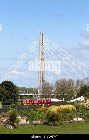 Southport, Merseyside, 26 avril 2017. Météo britannique. Une froide journée ensoleillée mais magnifiquement sur le nord ouest de l'Angleterre. Les gens de partir pour un après-midi de marche sous le soleil autour du lac marin & Jardins du Roi à Southport sur Merseyside. Credit : Cernan Elias/Alamy Live News Banque D'Images