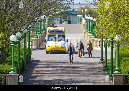 Southport, Merseyside, 26 avril 2017. Météo britannique. Une froide journée ensoleillée mais magnifiquement sur le nord ouest de l'Angleterre. Les gens de partir pour un après-midi de marche sous le soleil autour du lac marin & Jardins du Roi à Southport sur Merseyside. Credit : Cernan Elias/Alamy Live News Banque D'Images