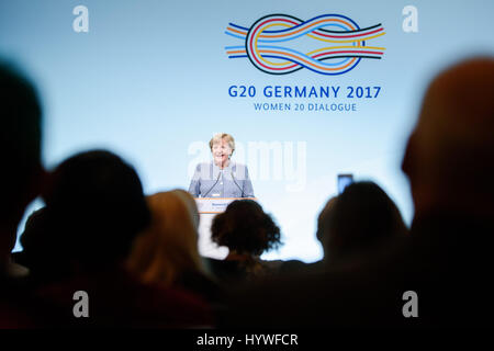 Berlin, Allemagne. Apr 25, 2017. La chancelière allemande Angela Merkel s'est lors d'un sommet international pour le renforcement des femmes à Berlin, Allemagne, 25 avril 2017. Photo : Gregor Fischer/dpa/Alamy Live News Banque D'Images