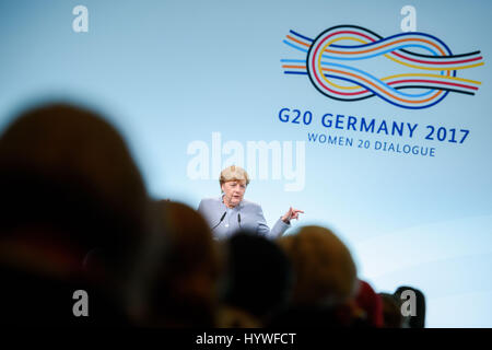 Berlin, Allemagne. Apr 25, 2017. La chancelière allemande Angela Merkel s'est lors d'un sommet international pour le renforcement des femmes à Berlin, Allemagne, 25 avril 2017. Photo : Gregor Fischer/dpa/Alamy Live News Banque D'Images