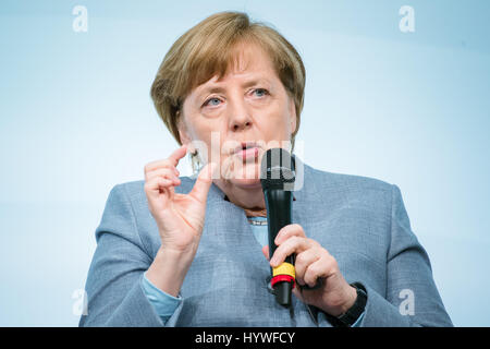 Berlin, Allemagne. Apr 25, 2017. La chancelière allemande Angela Merkel s'est lors d'un sommet international pour le renforcement des femmes à Berlin, Allemagne, 25 avril 2017. Photo : Gregor Fischer/dpa/Alamy Live News Banque D'Images