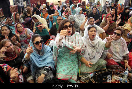 Les militants de Peoples Party (PPP) sont maintenant manifestation de protestation contre la corruption et la fuite de Panama en face de Quaid-e-Azam mausolée à Karachi le mercredi 26 avril, 2017. Banque D'Images