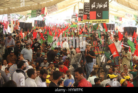 Les militants de Peoples Party (PPP) sont maintenant manifestation de protestation contre la corruption et la fuite de Panama en face de Quaid-e-Azam mausolée à Karachi le mercredi 26 avril, 2017. Banque D'Images