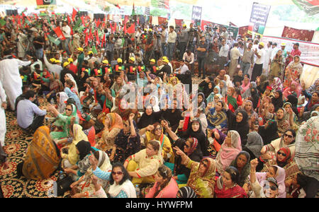 Les militants de Peoples Party (PPP) sont maintenant manifestation de protestation contre la corruption et la fuite de Panama en face de Quaid-e-Azam mausolée à Karachi le mercredi 26 avril, 2017. Banque D'Images