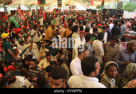 Les militants de Peoples Party (PPP) sont maintenant manifestation de protestation contre la corruption et la fuite de Panama en face de Quaid-e-Azam mausolée à Karachi le mercredi 26 avril, 2017. Banque D'Images