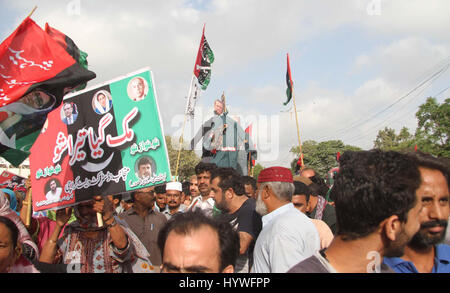 Des militants autochtones Party (PPP) ont aussi un rally contre la corruption et la fuite de Panama, en passant par la route à Karachi le Mercredi, Avril 26, 2017. Peoples Party (PPP) est également titulaire d'une manifestation en face de Quaid-e-Azam mausolée à Karachi. Banque D'Images