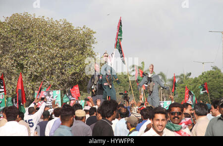 Des militants autochtones Party (PPP) ont aussi un rally contre la corruption et la fuite de Panama, en passant par la route à Karachi le Mercredi, Avril 26, 2017. Peoples Party (PPP) est également titulaire d'une manifestation en face de Quaid-e-Azam mausolée à Karachi. Banque D'Images