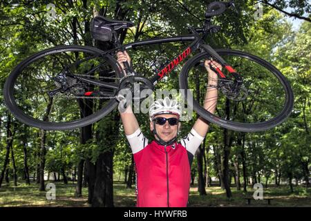 Belgrade, Serbie. 26 avril 2017. Un cycliste Ivan Puja, ultra-marathon serbe détenteur du record, se prépare pour la prochaine course (Serbie 6-12-24 Ultra) à la forêt-parc Kosutnjak piste. Credit : Bratislav Stefanovic/Alamy Live News Banque D'Images