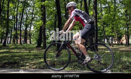 Belgrade, Serbie. 26 avril 2017. Un cycliste Ivan Puja, ultra-marathon serbe détenteur du record, se prépare pour la prochaine course (Serbie 6-12-24 Ultra) à la forêt-parc Kosutnjak piste. Credit : Bratislav Stefanovic/Alamy Live News Banque D'Images