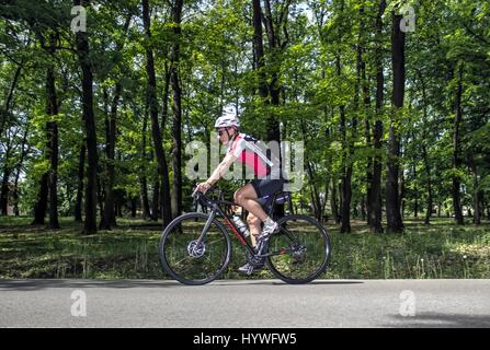 Belgrade, Serbie. 26 avril 2017. Un cycliste Ivan Puja, ultra-marathon serbe détenteur du record, se prépare pour la prochaine course (Serbie 6-12-24 Ultra) à la forêt-parc Kosutnjak piste. Credit : Bratislav Stefanovic/Alamy Live News Banque D'Images