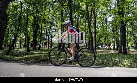 Belgrade, Serbie. 26 avril 2017. Un cycliste Ivan Puja, ultra-marathon serbe détenteur du record, se prépare pour la prochaine course (Serbie 6-12-24 Ultra) à la forêt-parc Kosutnjak piste. Credit : Bratislav Stefanovic/Alamy Live News Banque D'Images