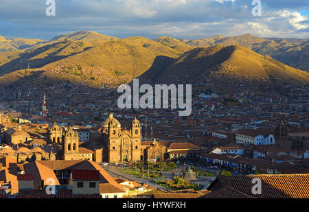 Une vue aérienne de la place principale de Cusco avec sa cathédrale au coucher du soleil, le Pérou. Banque D'Images