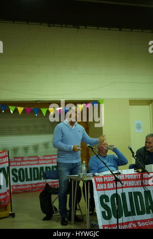 Zofingen, Fife, Scotland, UK. 26 avril, 2017. Irréductibles socialiste Tommy Sheridan parle au town hall meeting Crédit : William Symington/Alamy Live News Banque D'Images