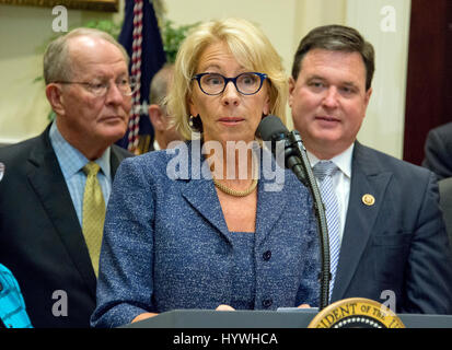 Washington DC, USA. 26 avril, 2017. Le secrétaire d'éducation Betsy DeVos remarques fait avant nous Président Donald J. Trump la signature de l'ordre exécutif fédéralisme d'éducation puisqu'ils participent à un fédéralisme événement avec la nation de gouverneurs dans la Roosevelt Room de la Maison Blanche à Washington, DC le Mercredi, Avril 26, 2017. Credit : Ron Sachs/CNP/MediaPunch Alamy Live News Banque D'Images