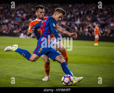 Barcelone, Catalogne, Espagne. Apr 26, 2017. Le milieu de terrain du FC Barcelone DENIS SUAREZ en action pendant la LaLiga match entre le FC Barcelone et Osasuna au Camp Nou à Barcelone Crédit : Matthias Rickenbach/ZUMA/Alamy Fil Live News Banque D'Images