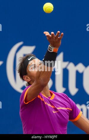 Barcelone, Espagne. 26 avril, 2017. Joueur de tennis espagnol Rafael Nadal lors d'une deuxième série match contre Rogerio Dutra Silva au Banc Sabadell Barcelone 'Ouvrir - 65º Trofeo Conde de Godó'. Crédit : David Grau/Alamy Live News. Banque D'Images