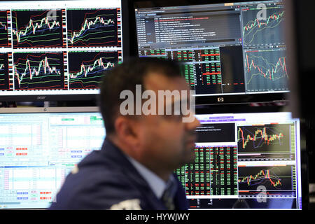 New York, USA. Apr 26, 2017. Un trader travaille à la Bourse de New York à New York, États-Unis, le 26 avril 2017. Stocks américains fermé mercredi après l'administration d'Atout a annoncé le plan fiscal tant attendu. Le Dow Jones Industrial Average a reculé de 21,03 points, ou 0,10 %, à 20975.09. Le S&P 500 effacé 1,16 point, soit 0,05  %, à 2 387,45. L'indice composé Nasdaq a perdu 0,27 points, soit moins de 0,01  %, à 6 025,23. Credit : Wang Ying/Xinhua/Alamy Live News Banque D'Images