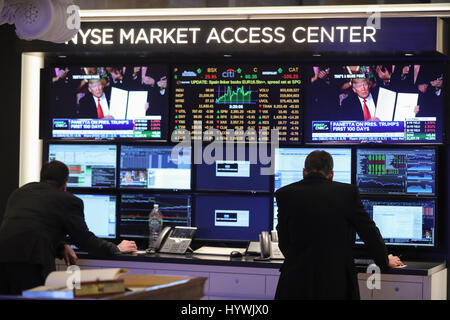 New York, USA. Apr 26, 2017. Traders travailler à la Bourse de New York à New York, États-Unis, le 26 avril 2017. Stocks américains fermé mercredi après l'administration d'Atout a annoncé le plan fiscal tant attendu. Le Dow Jones Industrial Average a reculé de 21,03 points, ou 0,10 %, à 20975.09. Le S&P 500 effacé 1,16 point, soit 0,05  %, à 2 387,45. L'indice composé Nasdaq a perdu 0,27 points, soit moins de 0,01  %, à 6 025,23. Credit : Wang Ying/Xinhua/Alamy Live News Banque D'Images