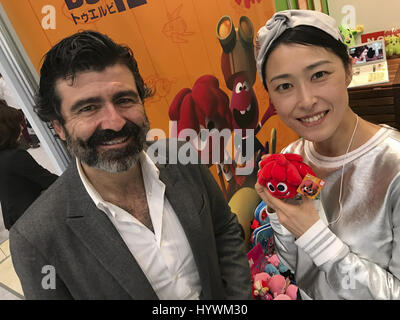 Tokyo, Japon. Apr 26, 2017. Jésus Perezagua PDG et fondateur de Aqui Media Co., Ltd. et Natsuki Kunimoto japonaise au cours de la Licensing Expo 2017 au Tokyo Big Sight au Japon le mercredi 26 avril, 2017. Photo par : Ramiro Agustin Vargas Tabares Crédit : Ramiro Agustin Vargas Tabares/ZUMA/Alamy Fil Live News Banque D'Images