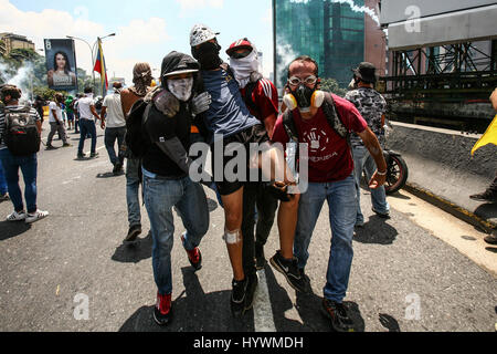 Caracas, Venezuela. Apr 26, 2017. Les partisans de l'opposition de prendre part à une manifestation à Caracas, Venezuela, le 26 avril 2017. Le Ministre des affaires étrangères du Venezuela Delcy Rodriguez dit mercredi que le pays serait de quitter l'Organisation des États américains (OEA). Le Venezuela a été secoué par une crise politique et économique, qui s'est transformée en affrontements entre le gouvernement et les partisans de l'opposition en avril, faisant au moins 29 morts. Credit : Boris Vergara/Xinhua/Alamy Live News Banque D'Images