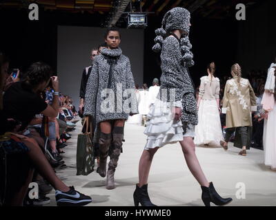 Lima, Pérou. 26 avril, 2017. La collection de designer Angie Schlegel dans la Fashion Week 2017 Lima (LIFWEEK 2017) festival. Événement affiche les meilleurs designers péruvienne pour l'automne-hiver 2017 du 25 au 28/07 à la Convention Centre de Lima. Banque D'Images