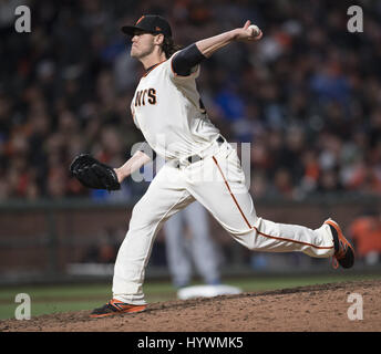 San Francisco, Californie, USA. Apr 26, 2017. Giants de San Francisco lanceur droitier Hunter Strickland (60) dans la huitième manche lors d'un match de baseball MLB entre les Dodgers de Los Angeles et les Giants de San Francisco à AT&T Park à San Francisco, Californie. Valerie Shoaps/CSM/Alamy Live News Banque D'Images